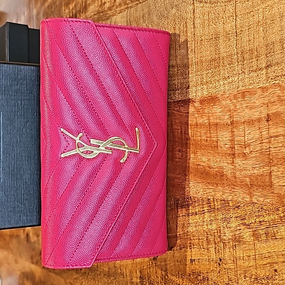 SAINT LAURENT CASSANDRE MATELASSÉ FUCHSIA WALLET - Picture 2 of 11